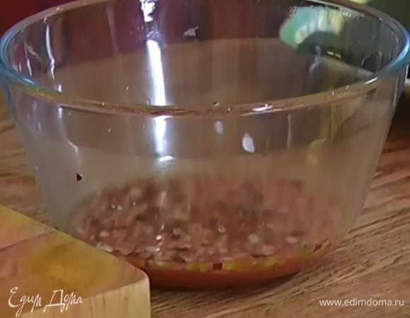 Сок юзу соединить с соевым соусом, кунжутным маслом, добавить красный лук и перемешать.