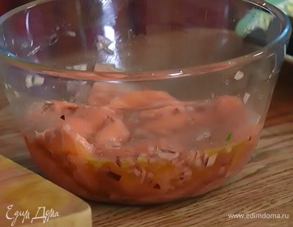 Отправить рыбу на несколько минут в маринад.