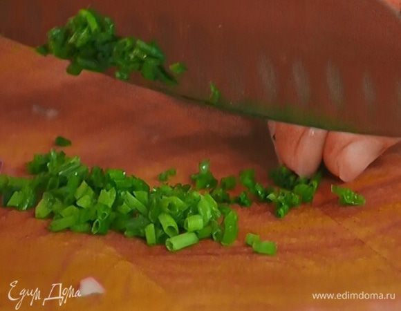 Шнитт-лук мелко порезать.