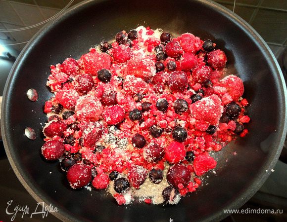 Добавить ягоды и готовить на сильном огне 2-3 мин.
