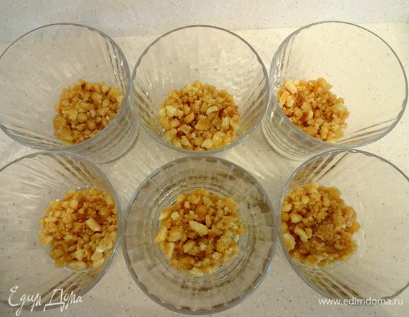 Печенье измельчить. Масло растопить и смешать с печеньем. Полученную смесь выложить на дно стаканчиков.