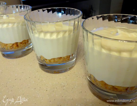 Сливки взбить до пиков. Сыр взбить с оставшимся сахаром и смешать со сливками и коньяком. Выложить крем поверх печенья.
