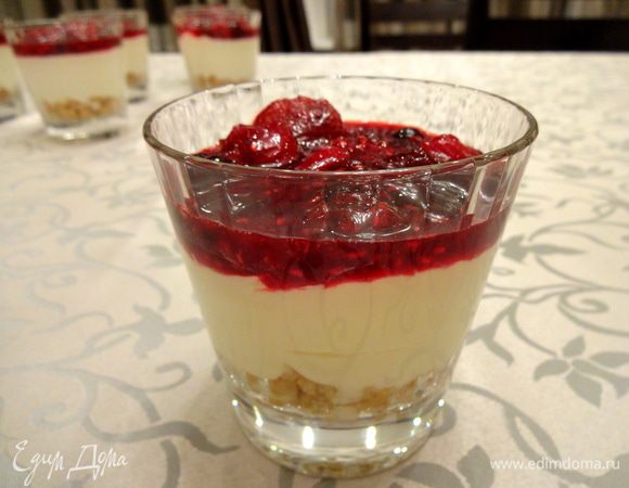 Перед тем, как добавить ягоды, стаканчики с кремом необходимо охладить в течение 10 мин. После чего добавить ягоды и снова охладить.