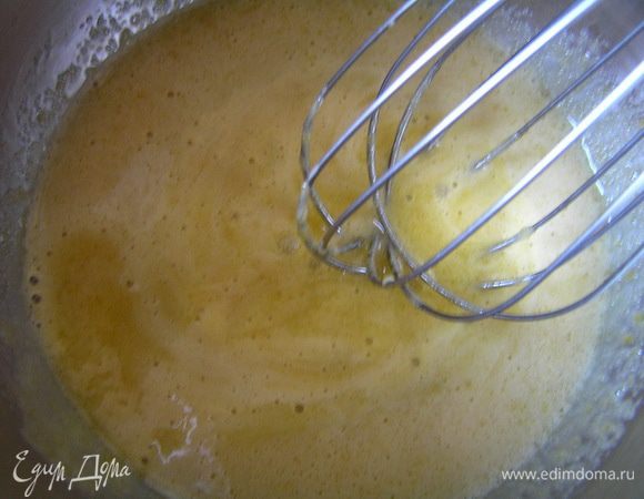 Приготовить баварский мусс с хурмой. Желатин залить холодной водой и оставить на 10 минут (если используете сыпучий желатин, то см. инструкцию на упаковке). Желтки смешать с сахаром и ванилином.

