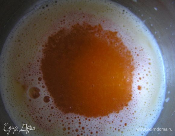 Снять с огня, добавить лимонный сок, пюре из хурмы, перемешать,
