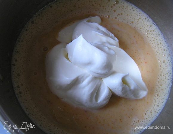 Охлажденные сливки взбить до устойчивых форм пик, деликатно ввести в остывший до комнатной температуры баварский крем с хурмой.

