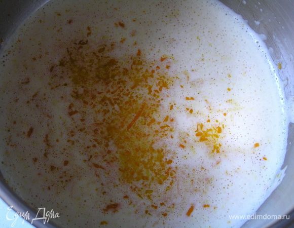 Аналогично приготовить апельсиновый баварский мусс. Желатин залить холодной водой и оставить на 10 минут. Желтки смешать с сахаром. В молоко добавить цедру апельсина, разогреть почти до кипения. Молоко влить в яичную массу, перемешать, вылить все обратно в кастрюльку.
