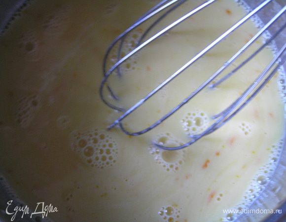 Постоянно помешивая венчиком, снова довести массу до 85°. Снять с огня, добавить апельсиновый и лимонный сок, растворить в массе отжатый желатин. 

