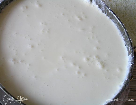 Торт достать из холодильника и залить апельсиновым баварским муссом.
