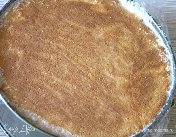 Накрыть третьим коржом. Убрать в холодильник до использования.
