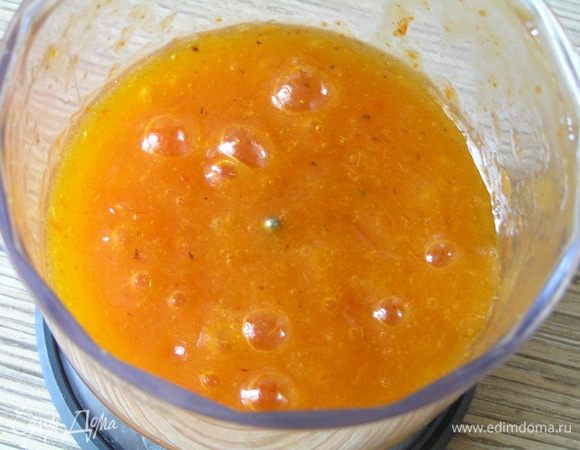 Приготовить желе из хурмы. Желатин замочить в холодной воде на 10 минут. Мякоть хурмы пюрировать в блендере,
