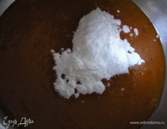 вылить в кастрюльку, добавить апельсиновый и лимонный сок, сахарную пудру и перемешать. Нагреть смесь и добавить отжатый желатин, перемешать до растворения.
