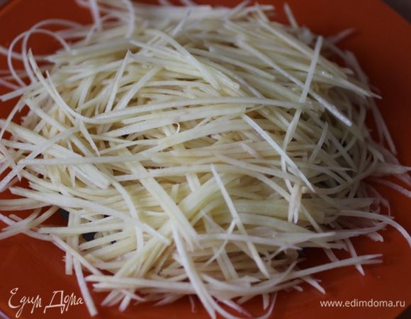Картофель нашинковать мелкой соломкой...