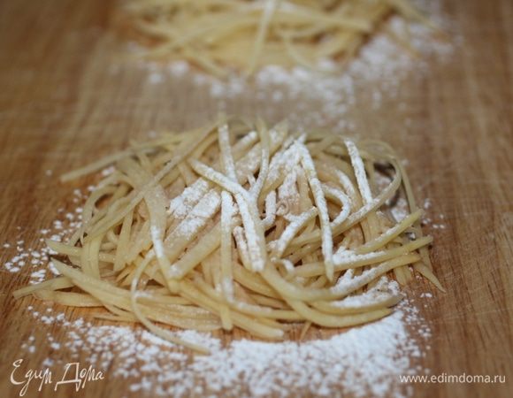 Сформировать небольшие лепешки, слегка посыпать их крахмалом.