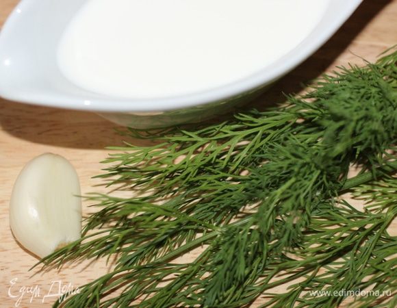 Для соуса чеснок мелко порубить и обжарить 30 сек. на оливковом масле, добавить укроп и сливки и варить 4 минуты на слабом огне.