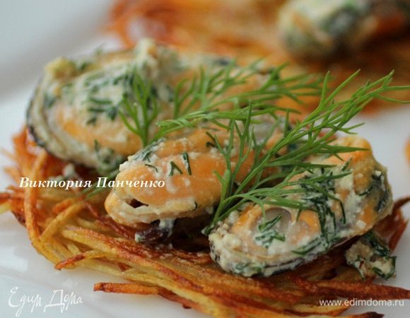 На картофельные лепешки выложить мидии, украсить укропом и подавать немедленно...