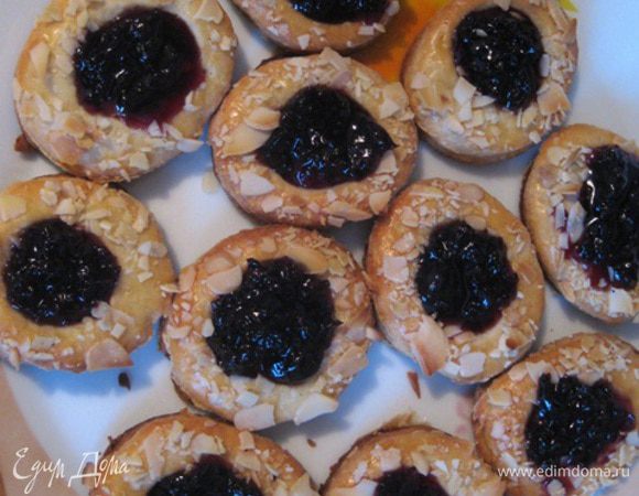 Выпекать в разогретой до 190 градусов духовке 15-20 минут. Не пересушите, печенье должно быть нежно-золотистым. Разогреть варенье и наполнить им еще горячее печенье.