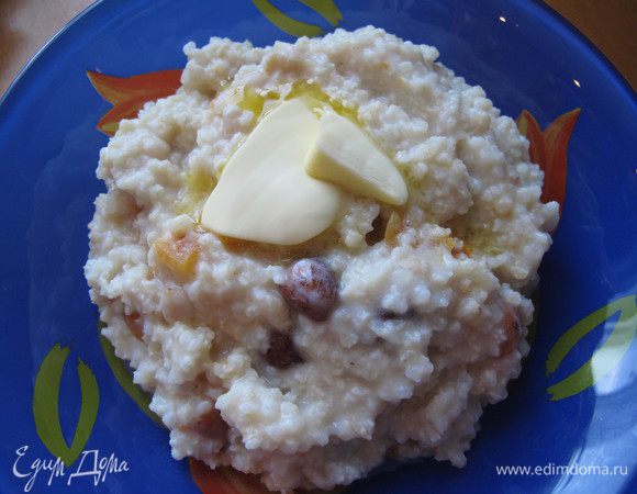 Минут за 5 до готовности добавьте мелко порезанную курагу, кедровые орешки и фундук.
Дать каше постоять. Пшено очень много впитывает влаги, так что иногда даже в готовую кашу надо добавить еще кипятка или молока и все это впитается.

Подавайте кашу с маслом.

Приятного аппетита!