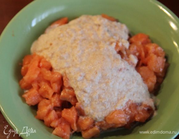 Отделить филе рыбы от кожи и костей. Далее в книге предлагается сделать из него фарш, перекрутив на мясорубке с батоном, замоченном в молоке. Я просто мелко порезала рыбное филе, батон размяла в молоке и перемолола  блендером, и эту кашицу добавила в рыбу =) Туда же добавить половину пассерованных лука и морковки. Посолить, поперчить