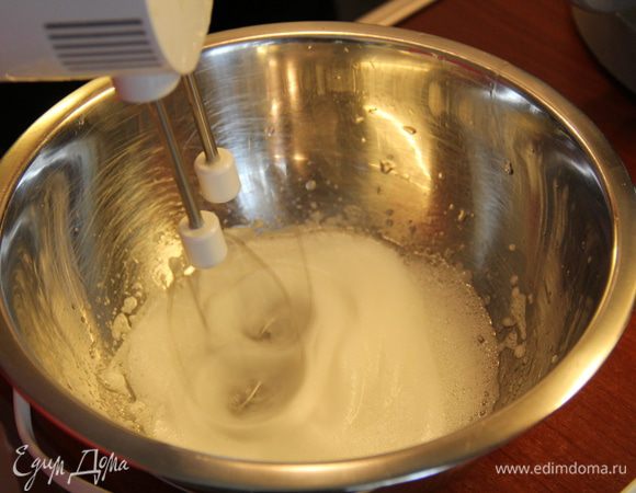 Взбить белок, добавить его в фарш. Желток нам еще пригодится.