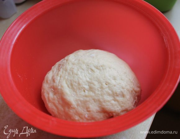 Тесто: отдельно смешиваем все сухие ингридиенты.  Взбиваем яйцо, добавляем масло, уксус и воду.  В муку добавляем постепенно смешаную жидкость , замешиваем тесто , 1 минуту. долго месит  не надо..если муки мало добавим еще. ставим в холодилник на 1 час. Можно и дольше.