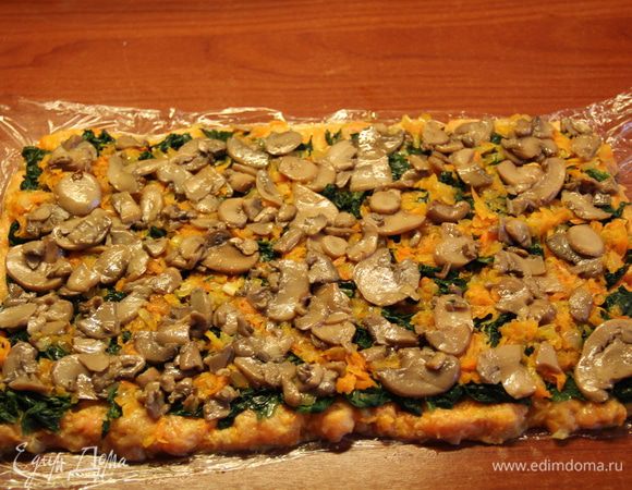 Выложить на фарш шпинат, оставшуюся половину лука-моркови и грибы. 