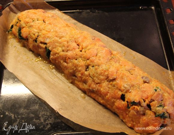И начинаем скручивать рулет =)  Наверное, если бы это был настоящий фарш, а не филе, порезанное на кусочки, рулет бы лучше держал форму, но в принципе, он и так не сильно разваливается) Перенести на противень на пергаментной бумаге, смазать половиной желтка. Запекать при t=160°С минут 20. Я, по-моему, запекала около 25 минут.