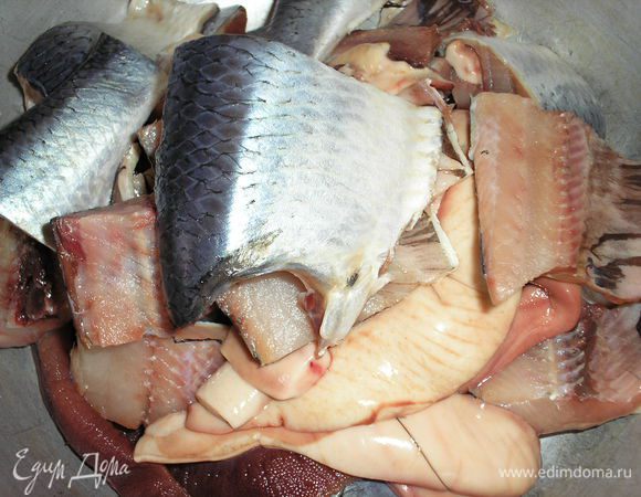 Сельдь почистите, помойте, обсушите, нарежьте небольшими кусочками, посолите.