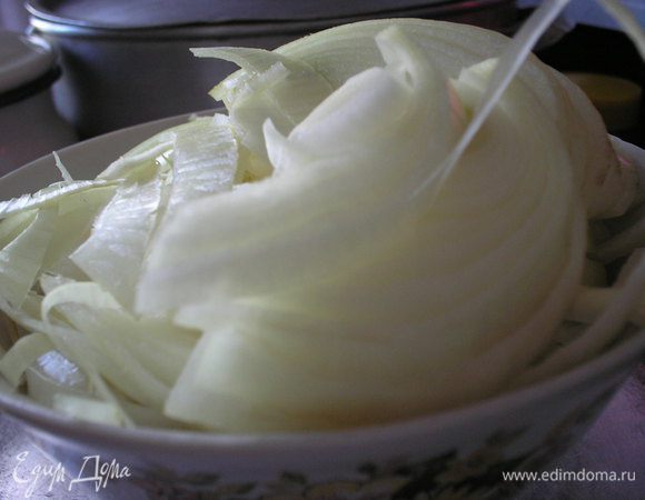 Лук почистите и нарежьте полукольцами.