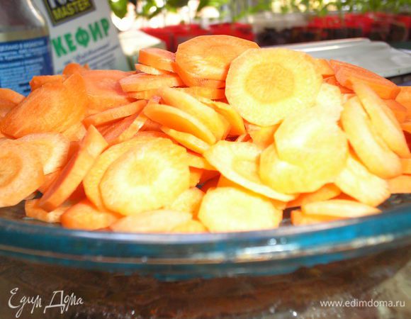 Морковь почистите, нарежьте кружочками или соломкой.