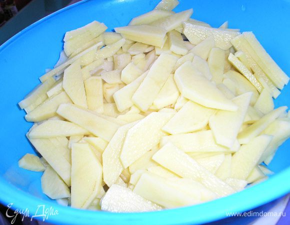 Очищенный картофель нарежьте тонкими пластинками.