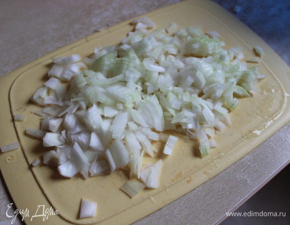делаем начинку..режем мелко лук и обжариваем его.