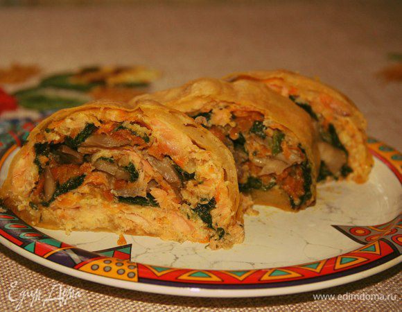 Постараться сдержать себя и подождать немного, чтобы рулет чуть-чуть остыл, а потом порезать на кусочки и наслаждаться вкуснятиной! Как видите, слой теста получился совсем тоненький, поэтому те, кто любит побольше теста в пирогах, могут смело брать его побольше.