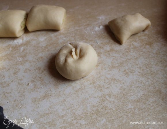 и переворачиваем его прижимая внутрь середину