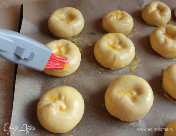 такие получаются у нас кныши..обмазываем обильно желтком с молоком. Ставим в духовку разогретую до 190. выпекаем примерно 25 минут. до золотистого цвета. 