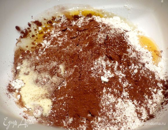 Для теста смешиваем муку, яйца, какао, манку, добавляя щепотку соли, вымешиваем тесто при помощи комбайна или вручную. Добавляем воды и вымешиваем дальше, если тесто немного липнем к рукам добавьте немного муки.