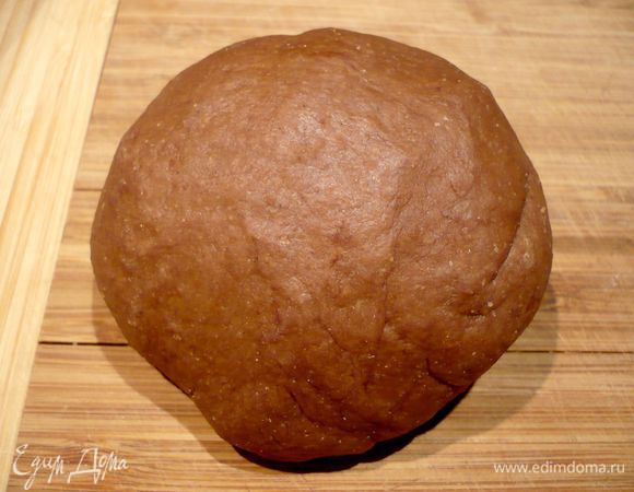 Вот такой колобок у нас получился, убираем его, завернув в пленку, в холодильник, на один час.