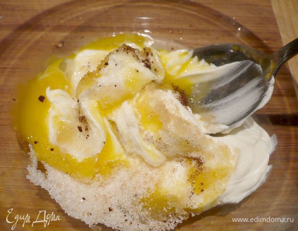 Готовим начинку. Смешиваем рикотту, ванилин, желток и сахар, добавляем лимонный сок. 