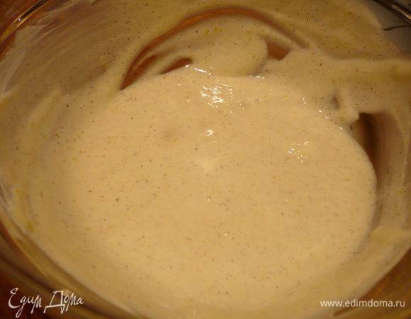 Шоколад растапливаем на водяной бане и добавляем в начинку, перемешиваем до однородного состояния.