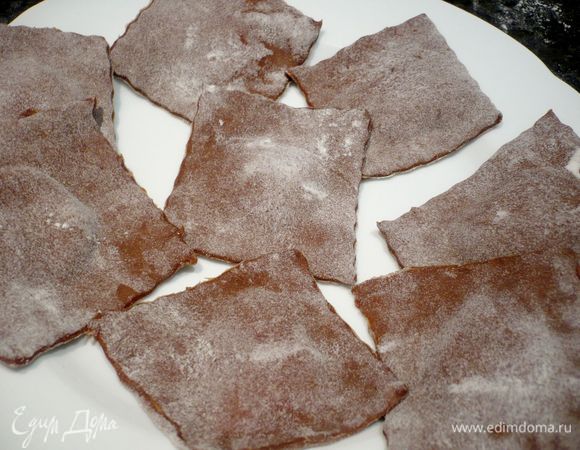 Разрезаем при помощи колеса для резки теста или ножом на квадраты. У меня получилось на скорую руку 8 равиоли, но можно сделать и 12 штук, если для разметки взять стаканчик поменьше или использовать специальную доску для формирования равиоли.