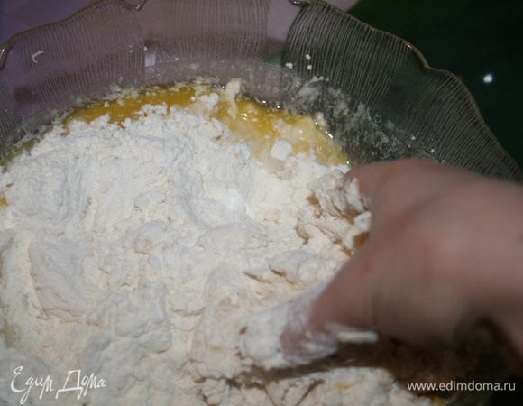 Смешать муку с солью и растопленным маслом (100 г). 