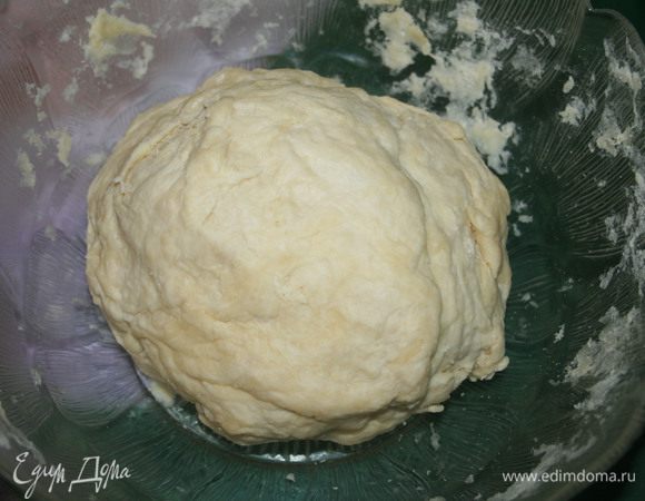 Вымешивать массу до однородности, пока тесто не начнет отставать от стенок емкости. Сформировать шар, положить его в емкость, накрытую пищевой пленкой, убрать в холодильник 1 час.