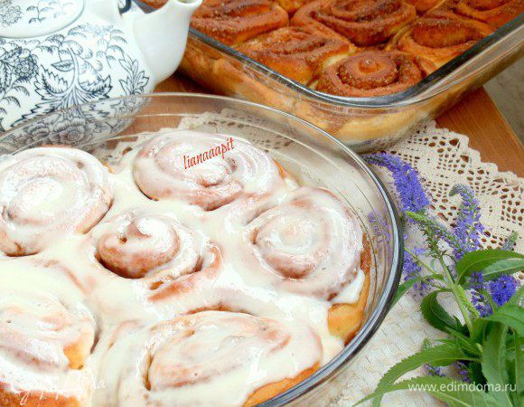 Я тесто готовила в хлебопечке, результат шикарный, тесто получается воздушным и нежным. Но если будете готовить сами, то для начала сделайте опару: смешайте половину объема молока, воду, столовую ложку сахара и дрожжи. Оставьте на 10–15 минут. Смешайте венчиком масло, 2 ст. л. сахара, яйцо. Добавьте оставшееся молоко, соль, муку, ванильную эссенцию, опару и хорошо все вымесите до однородного состояния. После этого накройте кухонным полотенцем и оставьте минут на 45 в теплом месте. Тесто должно увеличиться вдвое, только после этого можно приступать к следующему шагу.