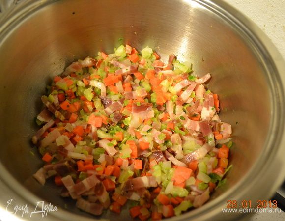 Морковь, лук и сельдерей нарезать мелким кубиком. Бекон нарезать полосками. Обжарить овощи вместе с беконом в небольшом количестве оливкового масла.