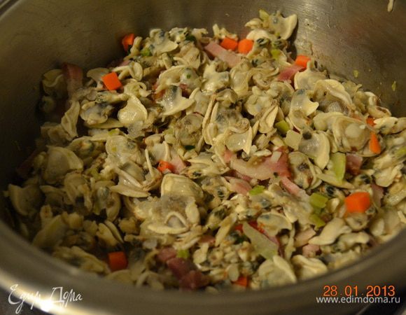 Тем временем картофель некрупно нарезать. К овощной смеси добавить моллюски и следом картофель. Как следует перемешать.