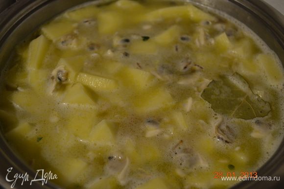 Залить доверху водой, чтобы она слегка прикрывала картофель. Положить лавровый лист, посолить и поперчить по вкусу. Варить суп около 20 мин. или до готовности картофеля.