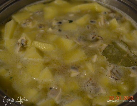 Залить доверху водой, чтобы она слегка прикрывала картофель. Положить лавровый лист, посолить и поперчить по вкусу. Варить суп около 20 мин. или до готовности картофеля.