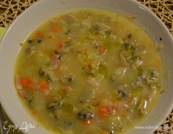 В конце размять картофель деревянной ложкой или просто вилкой, для придания супу более однородной консистенции, схожей с супом-пюре (я часто это делаю уже непосредственно в тарелке). Дать супчику немного настояться и...........наслаждаться вкусным и ароматным сочетанием овощей, моллюсков и бекона. Сверху можно сбрызнуть немного оливковым маслом.