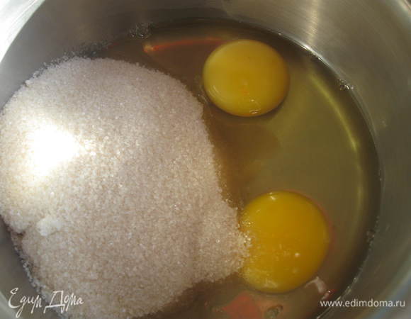 Яйца растереть с сахарным песком. 

