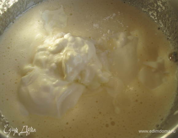 Добавить сгущенное молоко, сметану. Взбить миксером. Разделить тесто на две равные части.